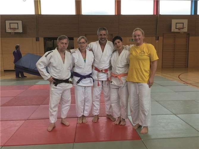 Lehrgang mit Olympiasieger Frank Wieneke V.l.: Markus Klein, Birgit Binder (beide Übungsleiter im Neuwieder Judo-Club), Frank Wieneke, Ecaterina Hürter und Petra Kesselheim (aktive Judoka in Neuwied).Presse JC Neuwied