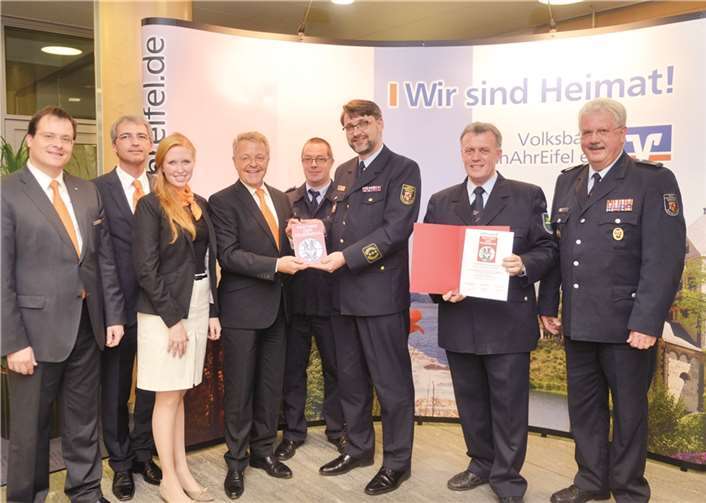 (V.l.) Markus Müller, Vorstandsmitglied Volksbank RheinAhrEifel; Sascha Monschauer, Vorstandsmitglied Volksbank RheinAhrEifel; Julia Bertram, Deutsche Weinkönigin 2012/2013 und Markenbotschafterin der Volksbank; Elmar Schmitz, Vorstandsvorsitzender Volksbank RheinAhrEifel; Udo Cornesse, Kreisfeuerwehrverband Vulkaneifel; Frank Hachemer, Präsident des Landesfeuerwehrverbands Rheinland-Pfalz; Horst Helmes, Vorsitzender Kreisfeuerwehrverband Mayen-Koblenz; Eduard Krahe, Vorsitzender Kreisfeuerwehrverband Ahrweiler. privat