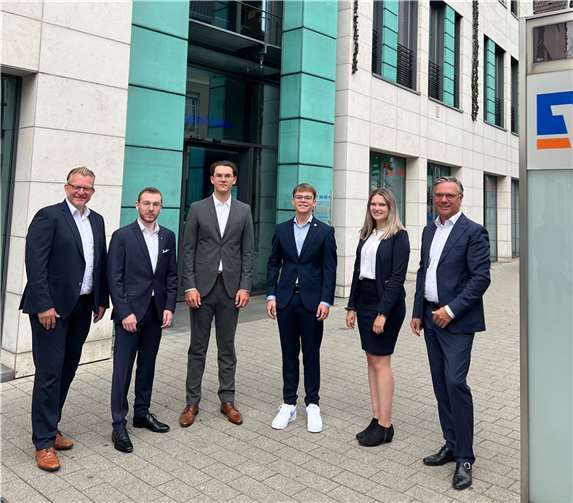 V.l.: Markus Perk (Personalleiter), Lukas Kreutz, Yannick Flohe, Marcel Koch, Jana Mähler (Mitarbeiterin Personalmanagement), Burchard Kraus (Vorstandssprecher). Foto: Raiffeisenbank Voreifel eG