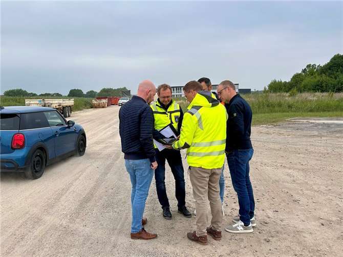 V.l.: Markus Rügler (Leiter der Regionalniederlassung der RVK in Meckenheim), Jan Schatton (Leiter des Fachbereichs Bürgerdienste), Swen Christian (Beigeordneter), Henry Horn (Leiter des Fachbereichs Hoch- und Tiefbau) sowie Markus von Wirtz (Leiter des Ordnungsamts). Foto: Gemeinde Wachtberg