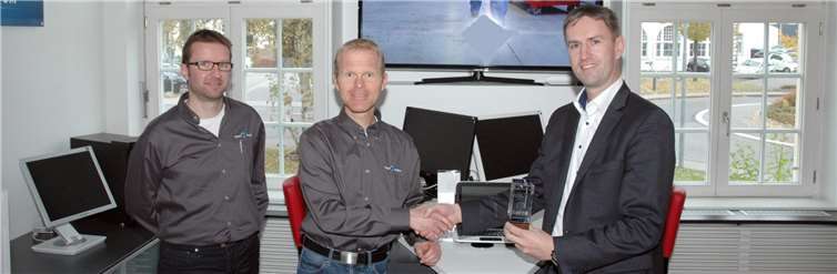 (V.l.) Markus Schmitten und Abteilungsleiter Markus Klaes freuen sich über den von Peter Wiebe, Vertrieb der Firma Wortmann, überreichten „Wortmann Award“. Foto: UM
