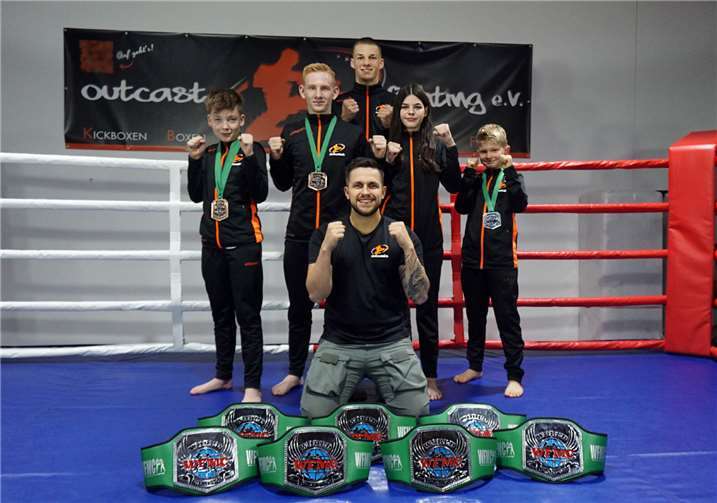 V.l.: Marlon Nickel, Fabian Franke, Till Wagner, Xenia Stach, Jonas Ewy, Marco Mosdzien (kniend).  Fotos: privat