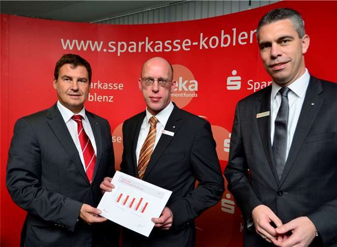 (V.l.) Matthias Nester, Ralph Buschle und der SK-Bereichsleiter Privatkunden, Frank Roth präsentierten den SK Immobilien Marktbericht. HEP