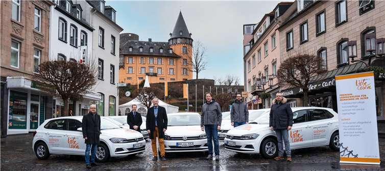 V.l.) Mayens Oberbürgermeister Dirk Meid, Sebastian Briel (VW-Verkaufsleiter Scherer Automobile Mayen), Michael Lindhof (Geschäftsführer Scherer Automobile Mayen), Projekt 3-Geschäftsführer Uwe Berens, Projekt 3-Prokurist Lars Wilhelmi und Scherer-Verkaufsberater Thomas Nitten. Foto: C. Berens