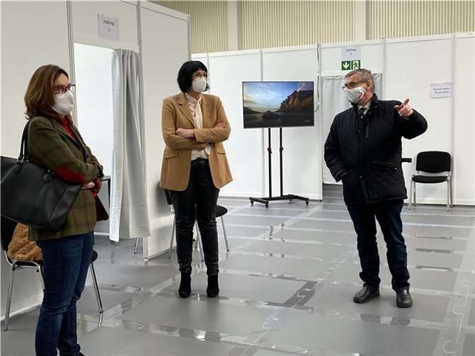 V.l.: Mechthild Heil MdB, Anette Moesta MdL und Dr. Alexander Saftig im ehemaligen Impfzentrum in Polch.Foto: privat