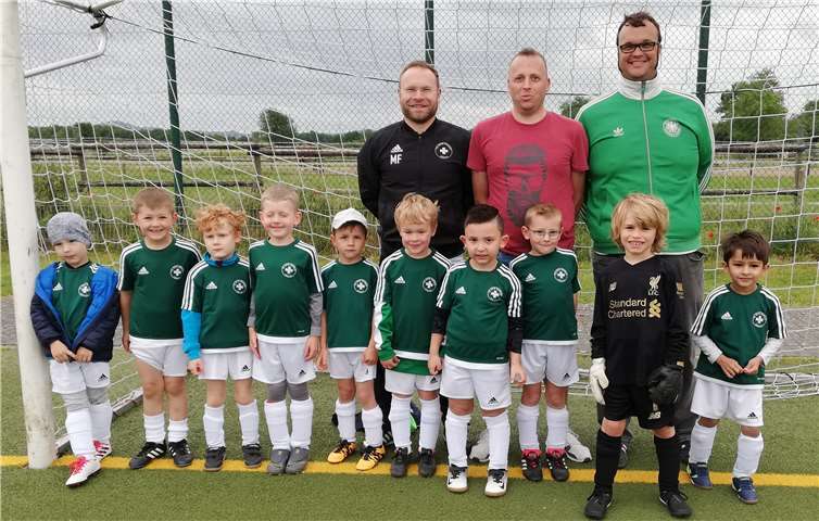 (V.l.): Meinhard Forkert, Torsten Schamari und Christoph Platen, hier mit den Namedyer Bambinis, übernehmen die Namdyer F-Jugend in der Saison 2019/2020.Foto: Christian Greiner