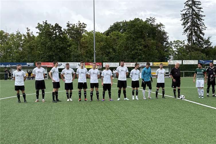 V.l.: Melcher, Schäfer, Th. Haller, Schmidgen, L. Haller, Gilles, Leuchtenböhmer, Sroka, Nickel, Groß, Walter, Schiedsrichter Sesterheim, SVR-Kapitän Zeineddine. Foto: privat