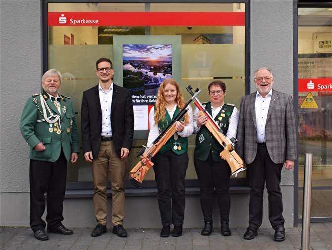 V.l.: Michael Barth (GV Verein), Thorsten Escher (Geschäftsstellenleiter Weißenthurm), Jungschützin Sarah Bäder, Jugendleiterin Katja Bäder, Pfarrer und Präses Thomas Gerber. Foto: privat