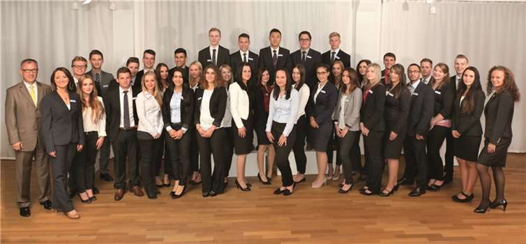 (V.l.) Michael Becky (stellvertretender Vorstandsvorsitzender der Sparda-Bank Südwest), Anne Kahn (Personalmanagement), Azubis Sparda-Bank Südwest, Karin Schwartz (Mitglied des Vorstands der Sparda-Bank Südwest). Peter Lange