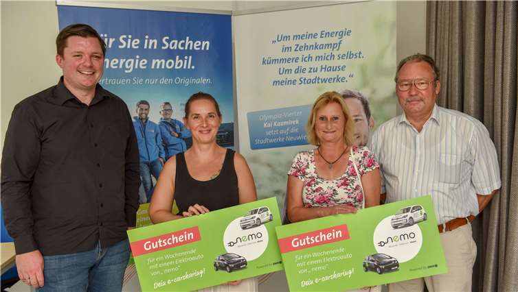 V.l.: Michael Bleidt übergab die Gewinne an Silvana Cremer sowie Karin und Martin Eggersdorfer, die die Autos ein Wochenende ausgiebig fahren und testen können. Privat