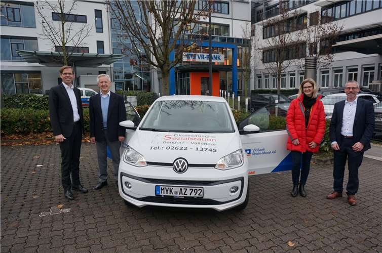Neues Auto für die Ökumenische Sozialstation Bendorf-Vallendar V.l.: Michael C. Kuch, Vorstandsmitglied der VR Bank Rhein-Mosel eG, Fred Eikmeier, Geschäftsführer der Ökumenischen Sozialstation Bendorf-Vallendar mit Nadja Beisel, kaufm. Leiterin und Matthias Herfurth, Vorstandssprecher der VR Bank Rhein-Mosel eG. Foto: VR Bank Rhein-Mosel eG