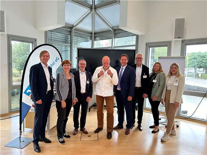 V.l.: Michael C. Kuch,VR Bank RheinAhrEifel, Rita Emde, WFG am Mittelrhein, Matthias Herfurth, VR Bank RheinAhrEifel, Dr. Kai Hoffmann, Boxcoach, Thomas Przybylla, Bürgermeister der Verbandsgemeinde Weißenthurm, Henning Schröder, WFG am Mittelrhein, Kristina Uerz, Wirtschaftsförderung VG Weißenthurm, Kim Lachmann, Wirtschaftsförderung VG Weißenthurm. Foto: VG Weißenthurm, Lena Rasch