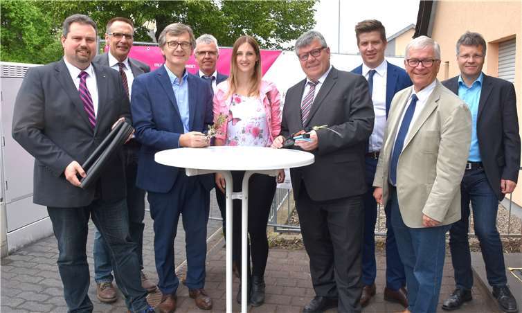 V.l.: Michael Christ (Bürgermeister VG Asbach), Winfried Moser (Deutsche Telekom), Hans-Günter Fischer (Bürgermeister VG Linz), Manfred Rasbach (Breitbandprojektkoordinator beim Kreis Neuwied), Lisa Schubert (Kreis Neuwied), Michael Mahlert (Erster Kreisbeigeordneter), Lukas Meudt (Deutsche Telekom), Gerhard Hausen (Stadtbürgermeister Unkel), Thomas Jüngling (Deutsche Telekom).Kreisverwaltung