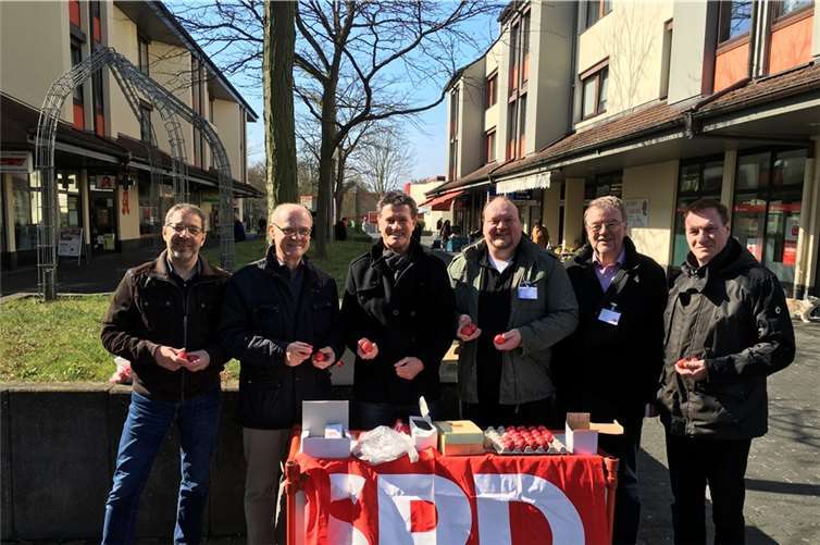 V.l.: Michael Keutgen, Gerd Christmann, Bundestagsabgeordneter Detlev Pilger, Stadtrat Thorsten Schneider, Walter Schneider und Jörg Bergner traten in Dialog mit den Bürgern.privat