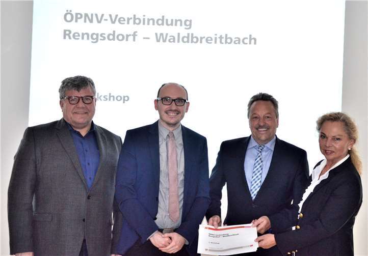 (V.l.) Michael Mahlert, Max Klöppinger/IGDB Dreieich, Bürgermeister Hans-Werner Breithausen, Helga Zoltowski/Kreisverwaltung Neuwied.privat