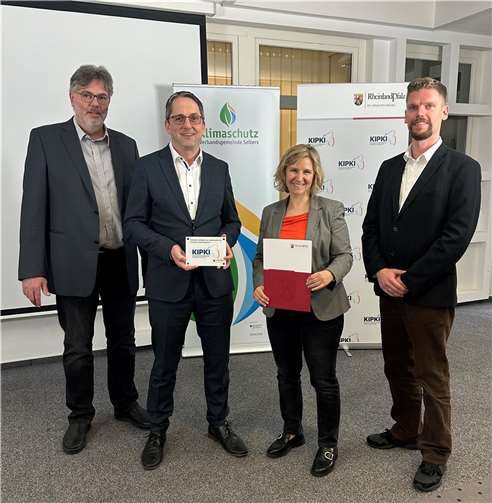 V.l. Michael Müller (Leiter Fachbereich Natürliche Lebensgrundlagen und Bauen der VG Selters), Oliver Götsch (Bürgermeister der VG Selters), Klimaschutzministerin Katrin Eder, Thomas Siry (Klimaschutzmanager der VG Selters).  Foto: René Weiand / VG Selters