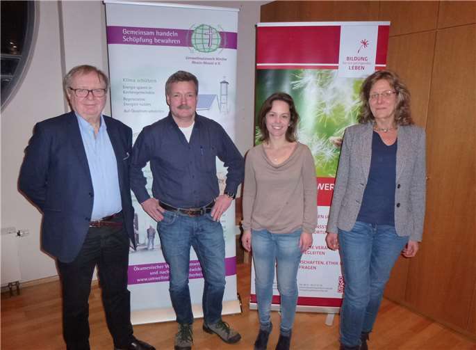 V.l. Michael Müller (Staatssekretär a. D., Bundesvorsitzender der NaturFreunde Deutschland), Andreas Kirchgässner (Umweltnetzwerk Kirche Rhein-Mosel), Melanie Gehenzig (Haus Wasserburg) und Barbara Schartz (Themenschwerpunkt Schöpfung, Erwachsenenbildung, Bistum Trier.).privat
