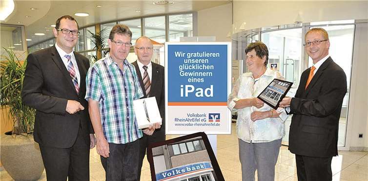 (V.l.) Michael Nisius, Gewinner Klaus Knechtges, Werner Pinger, Gewinnerin Maria Weber und Günther Probstfeld.  Privat