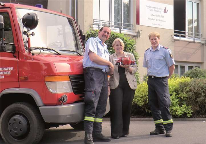 V.l.: Michael Schäfer (Wehrführer der Feuerwehr Dernbach), Miriam Schmitz-Weinbrenner (Einrichtungsleitung Seniorenzentrum „Haus Straaten“), René Franz (2. Vorsitzender des Traditionsvereins der freiwilligen Feuerwehr Dernbach e.V.).privat