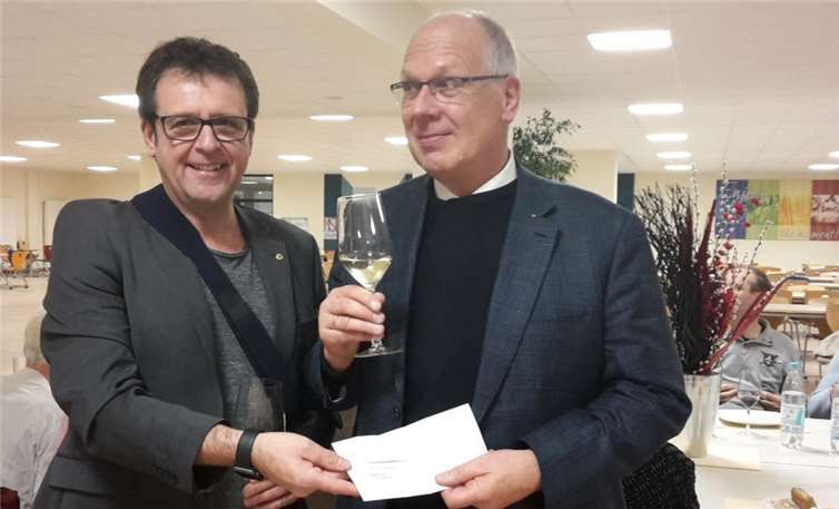 V.l.: Michael Schneider überreicht den Scheck an Jürgen Antwerpen. Sibylle Krüger,