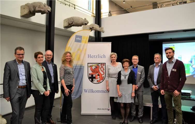 V.l.: Michael Walter (Erster Beigeordneter der Stadt Hennef), Iris Prinz-Klein (Kreisgesundheitsamt), Bürgermeister Norbert Büscher (Gemeinde Much), Simone Reddmann (Kreisgesundheitsamt), Hildegard Recker (stellvertretende Leiterin der VHS Rhein-Sieg), Notburga Kunert (stellvertretende Landrätin), Dieter Schmitz (Gesundheitsdezernent des Rhein-Sieg-Kreises), Oliver Hasselmann (Referent) und Jonas Heimberg (VHS Rhein-Sieg).Rhein-Sieg-Kreis