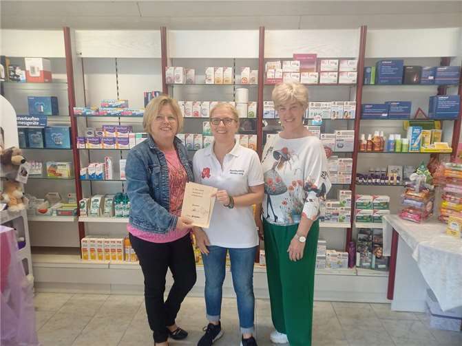V.l.: Michaela Rüther (OFK), Frau Lorig (St.Viktor-Apotheke Bad Breisig), Sandra Dierschke (OFK). Foto: Michaela Rüther