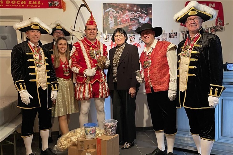 V.l. Mike Pickel (Verkehrsminister), Mark Deckarm (Hofmarschall), Mira Schlich (Hofdame), Prinz Alexander I., Stefan Adams (Mundschenk), Jürgen Reimann (Finanzminister). Es fehlen: Hanna Ammel (Hoppeditz), Anne Hennemann (Hofdame), Markus Wozlawek (Kutscher).