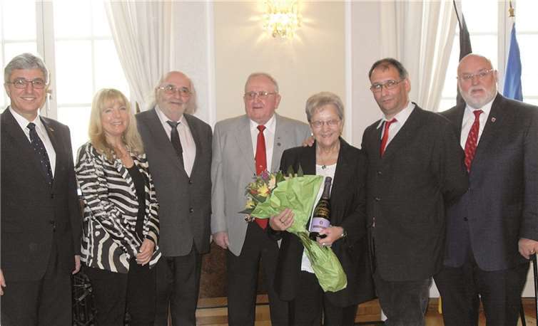 (V.l.) Minister Lewentz, Beigeordnete Gaby Zils, AfA-Vorsitzender Karl Heinz Ramscheid, Peter Speier, Waltraud Speier, Fraktionsvorsitzender Manfred Bauer, MdL. Dieter Klöckner.