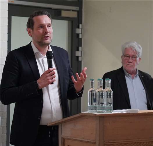 V.l.: Ministerial Direktor Daniel Stich, Geschäftsführer Dr. Christoph Smolenski. Foto: Wolfgang Fobes