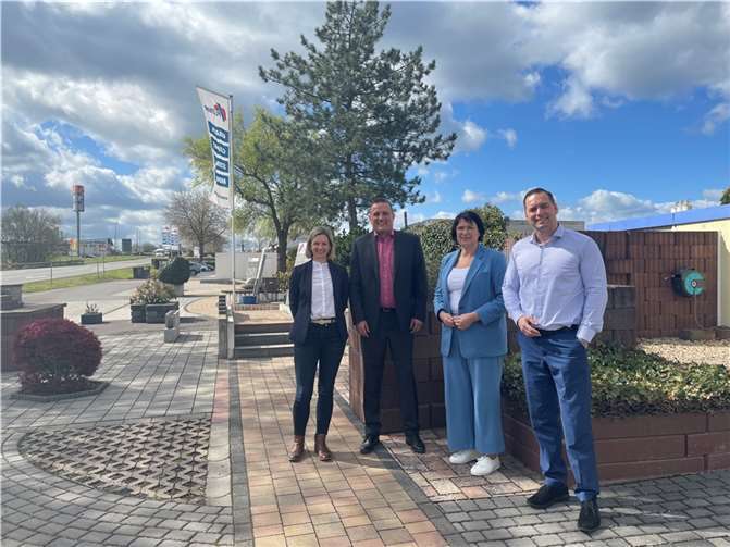 V.l.: Mirjam Plötner-Wall, Ortsbürgermeister Peter Wilkes, Anette Moesta MdL und Geschäftsführer Oliver Ehlenz vor der Plötner GmbH in Plaidt. Foto: Fa. Plötner GmbH