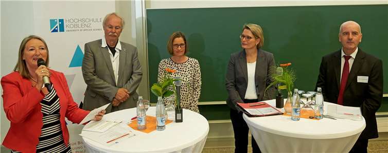 V.l.: Moderatorin Inge Michels, Prof. Dr. Kristian Bosselmann-Cyran, Prof. Dr. Anette Kniephoff-Knebel, Staatsministerin Dr. Stefanie Hubig und Prof. Dr. Armin Scheider.Foto: IBEB/Frey