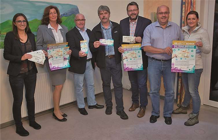 V.l.: Mona Hermann, Andrea Ahrling, Heiko Marme, Thomas Lück, Axel Dierdorf, Dietmar Neitzert und Daniela Schlich präsentieren den „VGaktivScheck“.WT