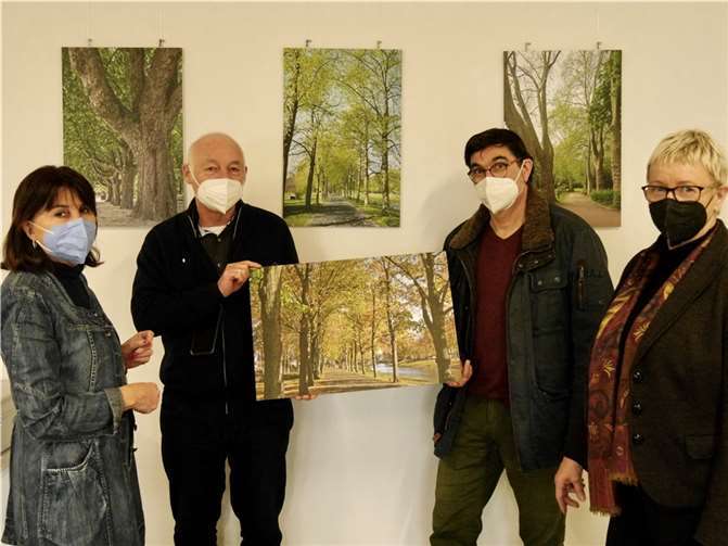 V.l.: Monika Lessenich vom Hospiz-Verein Rhein-Ahr mit den BUND-Vertretern Andreas Owald, Andreas Schmickler, Charlotte Farber-Hemeling und einigen Wettbewerbsbeiträgen der aktuellen Alleen-Ausstellung, die im Hospiz nun erstmals in einer Ausstellung zu sehen sind. Foto: Hospiz-Verein Rhein-Ahr