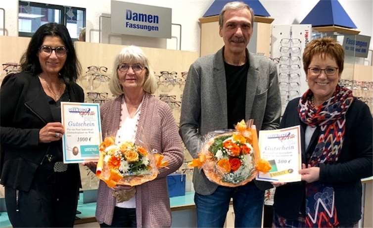 (V.l.) Monika Löf, Gebietsverkaufsleiterin Hoya Lens Deutschland GmbH; Gisela Bierschbach und Uwe Herrmann mit Ute Wagner, Inhaberin allkauf Optik Mayen, bei der Gewinnübergabe.Fotos: Privat
