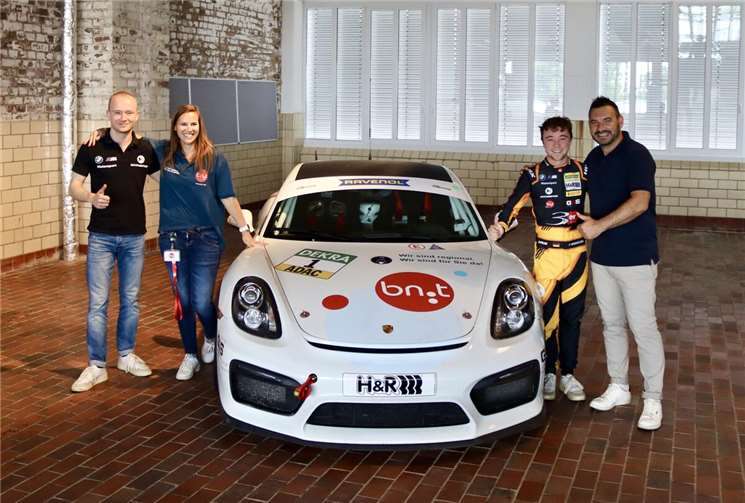 V.l.: Moritz Wiskirchen (ADAC GT Masters-Rennfahrer), Barbara Gardner (Leitung Marketing, bn:t), Philip Wiskirchen (ADAC GT4-Rennfahrer), Nikolaos Pantios (Leiter Vertrieb, bn:t). Foto: bn:t Blatzheim Networks Telecom GmbH