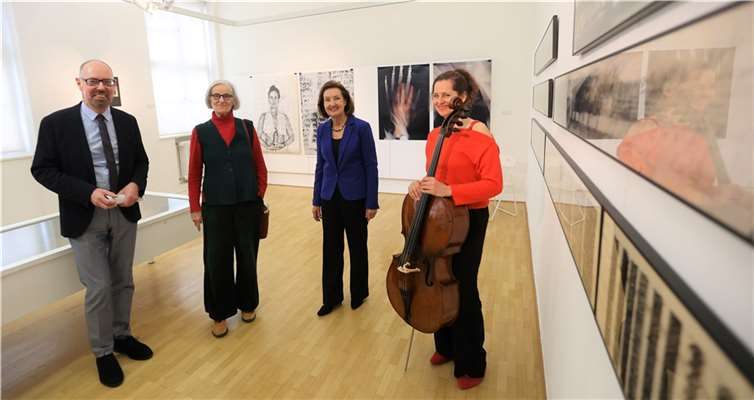 V.l.: Museumsdirektor Bernd Willscheid, Künstlerin Barbara Noculak, Präsidentin der GEDOK Dr. Ursula Toyka und Cellistin Sue Schlotte in der Ausstellung. Foto: Roentgen-Museum Neuwied