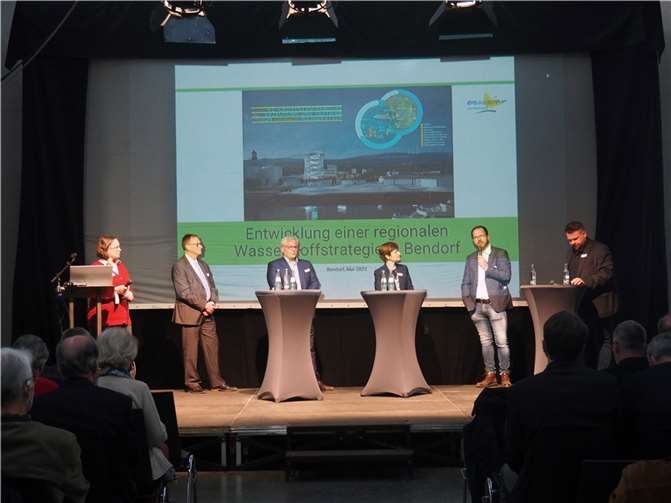 V.l.: Nadine Hölzinger, Wirtschaftsförderer Werner Prümm, Bürgermeister VG Kaisersesch Albert Jung, Rita Emde (WFG Mittelrhein), Spediteur Andreas Normann und Bürgermeister Christoph Mohr diskutierten über die Potenziale von Wasserstoff. Foto: Stadt Bendorf