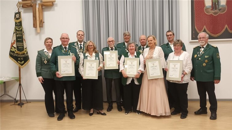 V.l.: Nadine Wilke (1. stv. Bundesmeisterin BHDS Bezirk Bonn), Andreas Löllgen (Schriftführer), Fabian Langen (König), Claudia Langen, Detlev Schmitt, Wilhelm Langen (Brudermeister), Christa Schreiber, Norbert Hopp (Schatzmeister), Brigitte Hopp, Karl-Heinz Theisen (2. Brudermeister), Marion Theisen, Wilhelm Ippendorf (Ehrenbrudermeister). Foto: privat