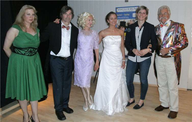 (V.l.) Natalie Conrad, Oliver Wolff, Alexandra Leffers-Knoll, Stephanie Klein, Sonja Schallenberg und Peter Zachow bei der Aufführung im Theatrum-Gaudium. privat
