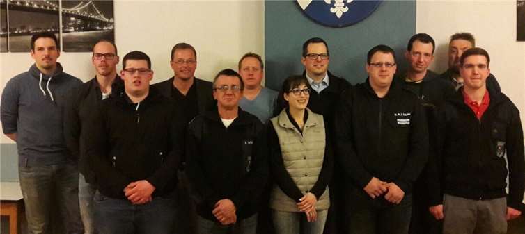 V.l.: Nico Degen (Stv. Kassierer), Fabian Mahlberg (Beisitzer), Martin Vogt (Stv. Gerätewart), Jörg Lempertz, Albert Wingender (Wehrführer), David Daub (Kassierer), Manuela Schäfer (Schriftführerin), Thorsten Leich (Stv. Wehrführer), Stefan H.-J. Schäfer (Jugendwart), Christoph Schlich (Beisitzer), Wolfgang Adams (Beisitzer), Matthias Wingender (Gerätewart). Wehrleiter Stephan Schüller