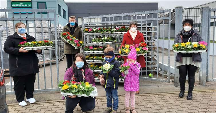V.l.: Nicole Piorr, Tobias Leuning, Almasa Salewski mit Blumenkindern, Gisela Hein und Susanne Altmeyer. Foto: privat