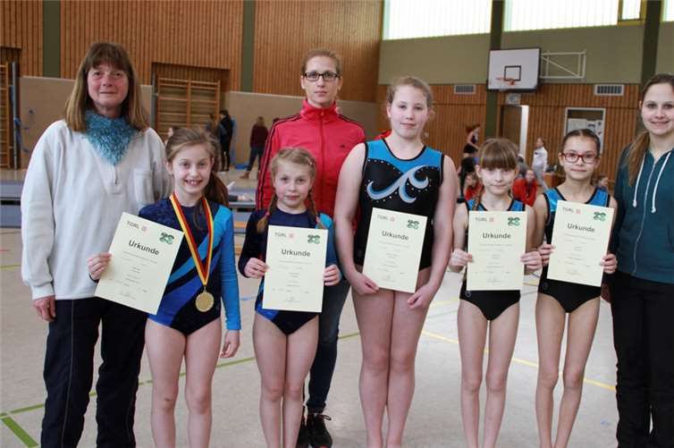 V.l.: Nika Flato, Viona Weiß, Fabienne Holländer, Valeria und Xenia Luft zeigten tolle Leistungen. Darüber freuten sich auch die Trainerinnen (hinten) Monika Fuchs, Valentina Flato und Ann-Kathrin Schowtjak. Monika Fuchs