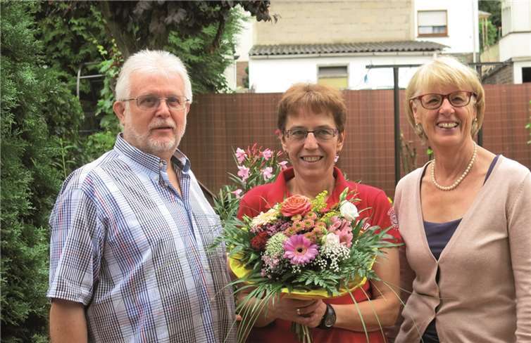 V.l. Norbert Steinmetz begrüßte Ursula Wieczorek zusammen mit Ulla Bauer als neues Mitglied mit einem Blumenstrauß.privat