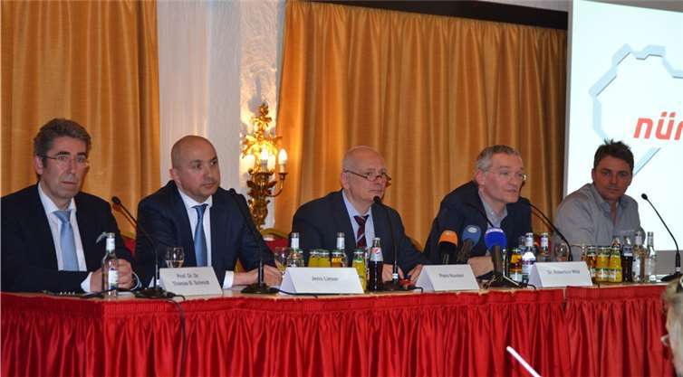 (V.l.) Nürburgring-Sanierungsgeschäftsführer, Prof. Dr. Dr. Thomas B. Schmidt, Insolvenzverwalter, Jens Lieser, Nürburgring GmbH-Pressesprecher Pietro Nuvoloni und die beiden Geschäftsführer der capricorn NÜRBURGRING GmbH, Dr. Robertino Wild (Capricorn Group) und Adam Osieka GetSpeed GmbH & Co KG. Fotos: Ute Weiner