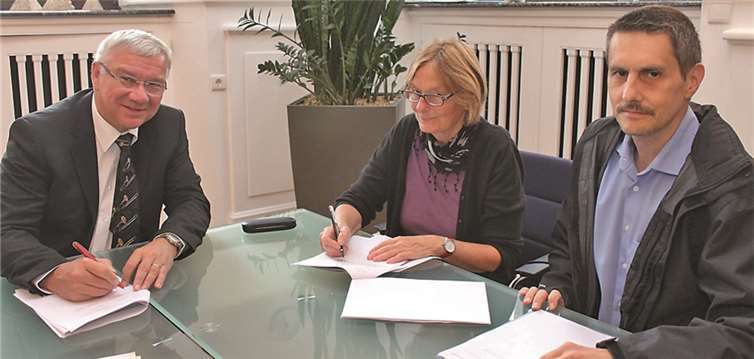 (V.l.) OB Prof. Dr. Joachim Hofmann-Göttig, Ruth Völkel-Krebs und Jürgen Schausten von der Bundesanstalt für Immobilienaufgaben (BIMA) bei der Vertragsunterzeichnung. privat