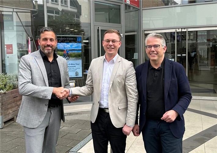V.l.: Oberbürgermeister Christian Greiner, der neue Wirtschaftsförderer Dustin Heip und sein Vorgänger Christian Heller. Foto: Stadtverwaltung Andernach / Regina Unruh