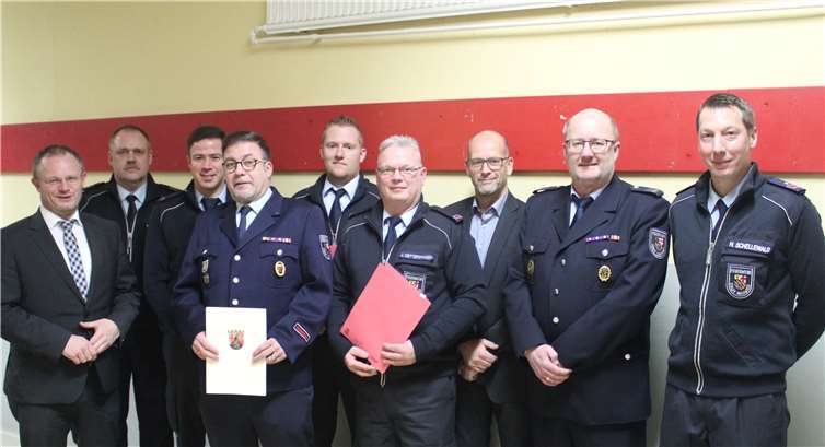 (V.l.): Oberbürgermeister Jan Einig, Löschzugführer Klaus Zeppenfeld, Klaus-Peter Blum, Joachim Datzert, Timo Ehlscheid, Jens Oettershagen, stellvertretender Amtsleiter Fred Gross.Foto: privat