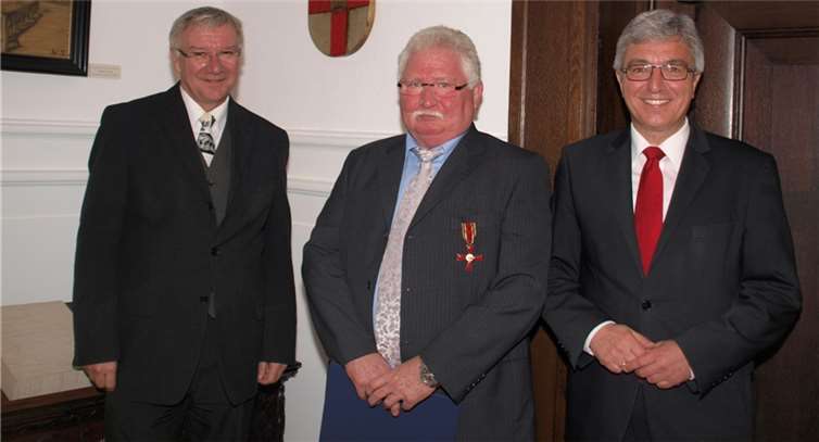 V.l.: Oberbürgermeister Joachim Hofmann-Göttig, Bernd Heuer, Innenminister Roger Lewentz.Udo Stanzlawski