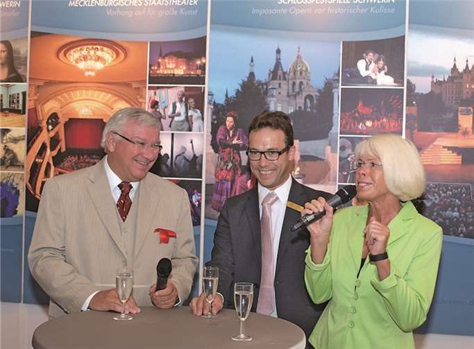 Zu Besuch bei Freunden V.l.: Oberbürgermeister Joachim Hofmann-Göttig, Löhr-Center Manager Stephan Antwerpen und Oberbürgermeisterin der Stadt Schwerin Angelika Gramkow in einem fröhlichen Podiumsgespräch im Löhr-Center.US