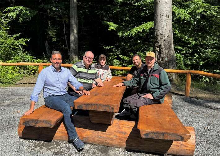 V.l. Oberbürgermeister Stadt Andernach Christian Greiner, Amt für Stadtplanung und Bauverwaltung / Abteilung Liegenschaften Markus Kluth, Auszubildender Forst-Wirt Jonas Schambach, Amt für Stadtplanung und Bauverwaltung / Abteilung Liegenschaften Deniz Fedakar, Revierleiter Forstrevier Laacher See Christophe Denkinger . Fotos: Stadtverwaltung Andernach / Elline Köckritz